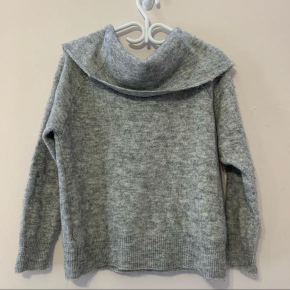 🧡3/$30 H&M Fuzzy Cowl Neck Grey Sweater Size Med - Picture 2 of 6